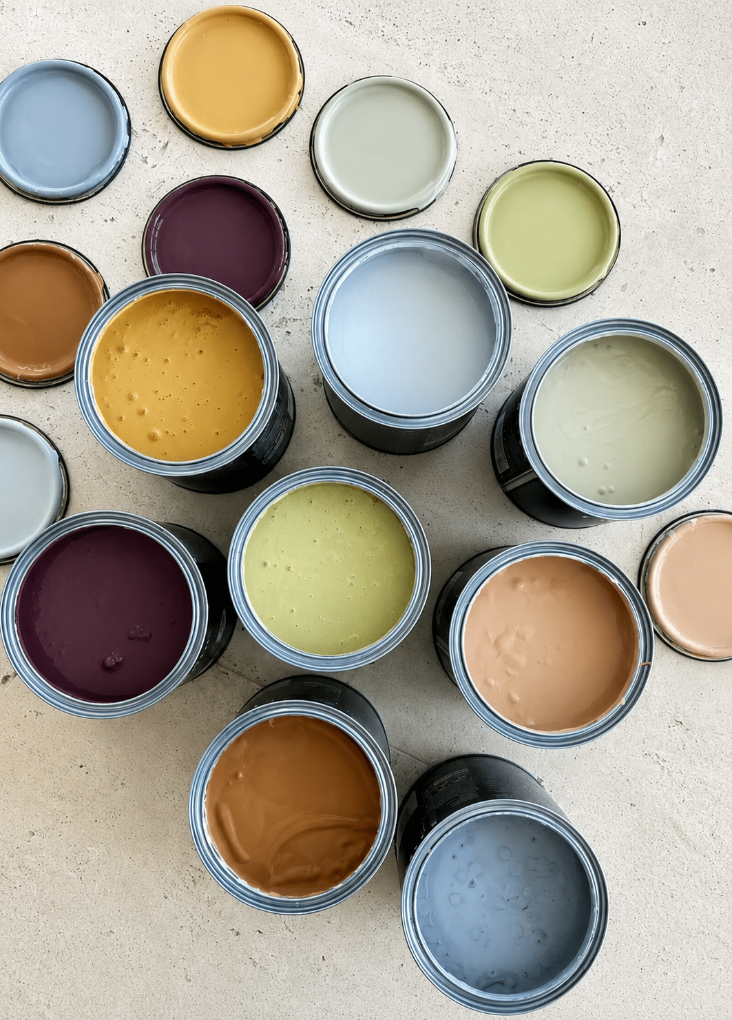 Paleta de cores do casamento em latas de tinta